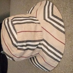 Burberry bucket hat😍🔥